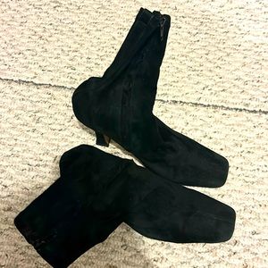 Fitted suede ankle boots in size 7